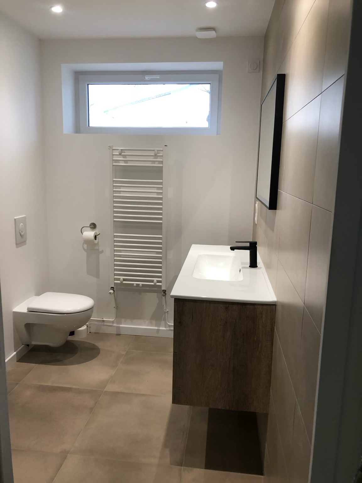 Après — salle d’eau beige et bois