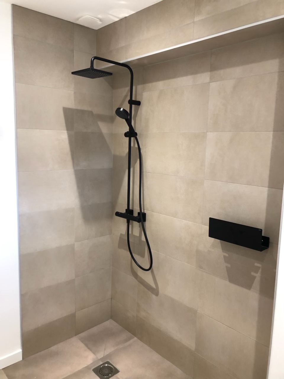 Après — douche à robinetterie noire