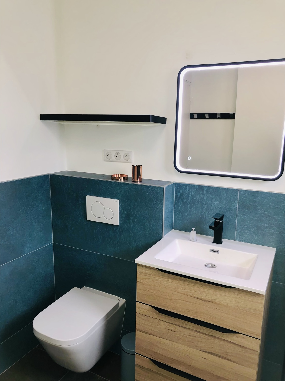 Après — meuble vasque et WC suspendu