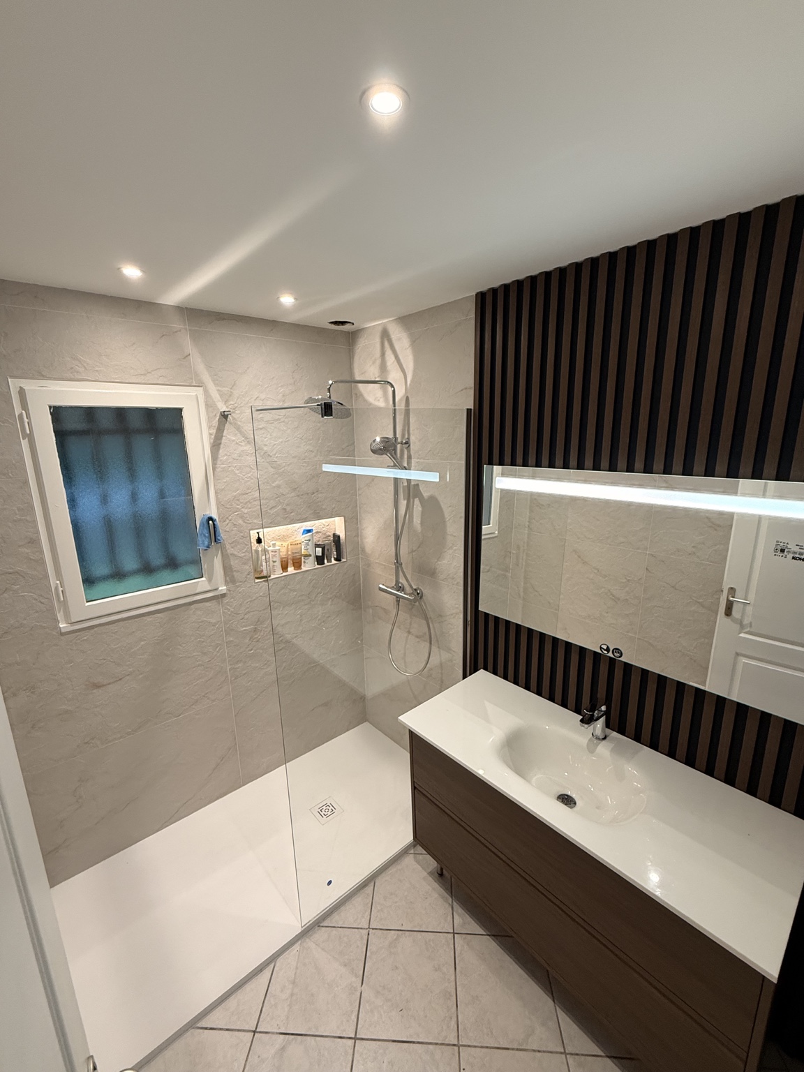 Après — salle de bains avec parement bois