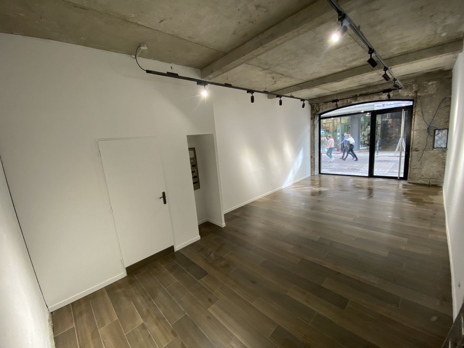 Local commercial — vue vers la vitrine