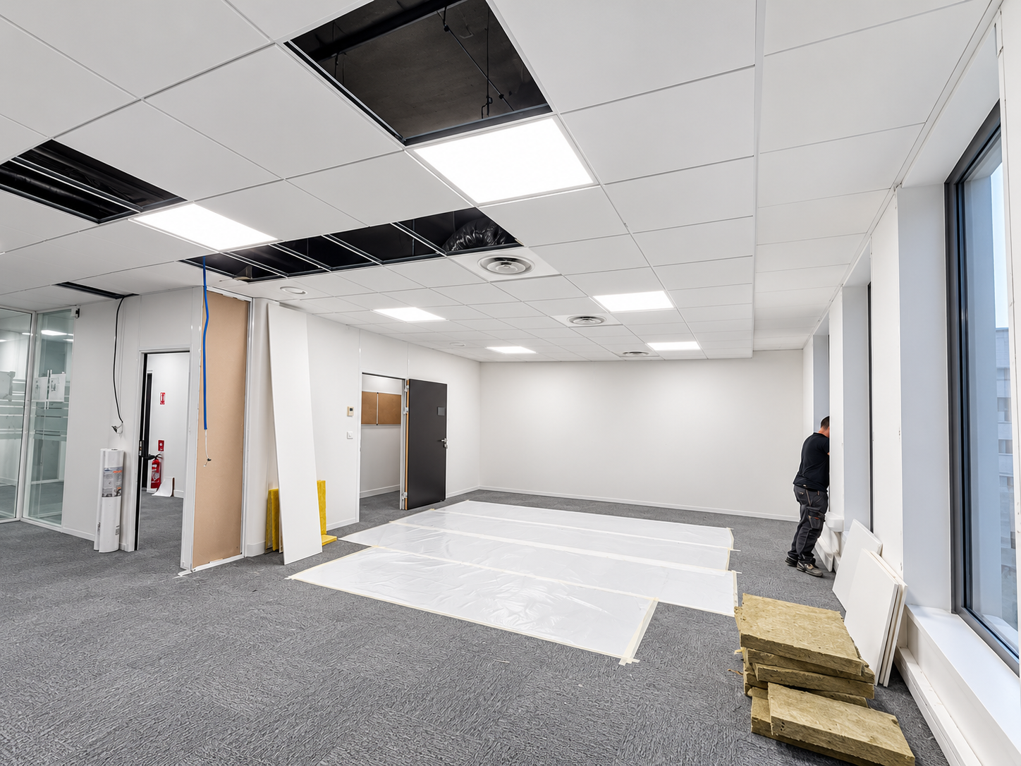 Olivet : bureaux en travaux avec cloisons, faux plafond et éclairage