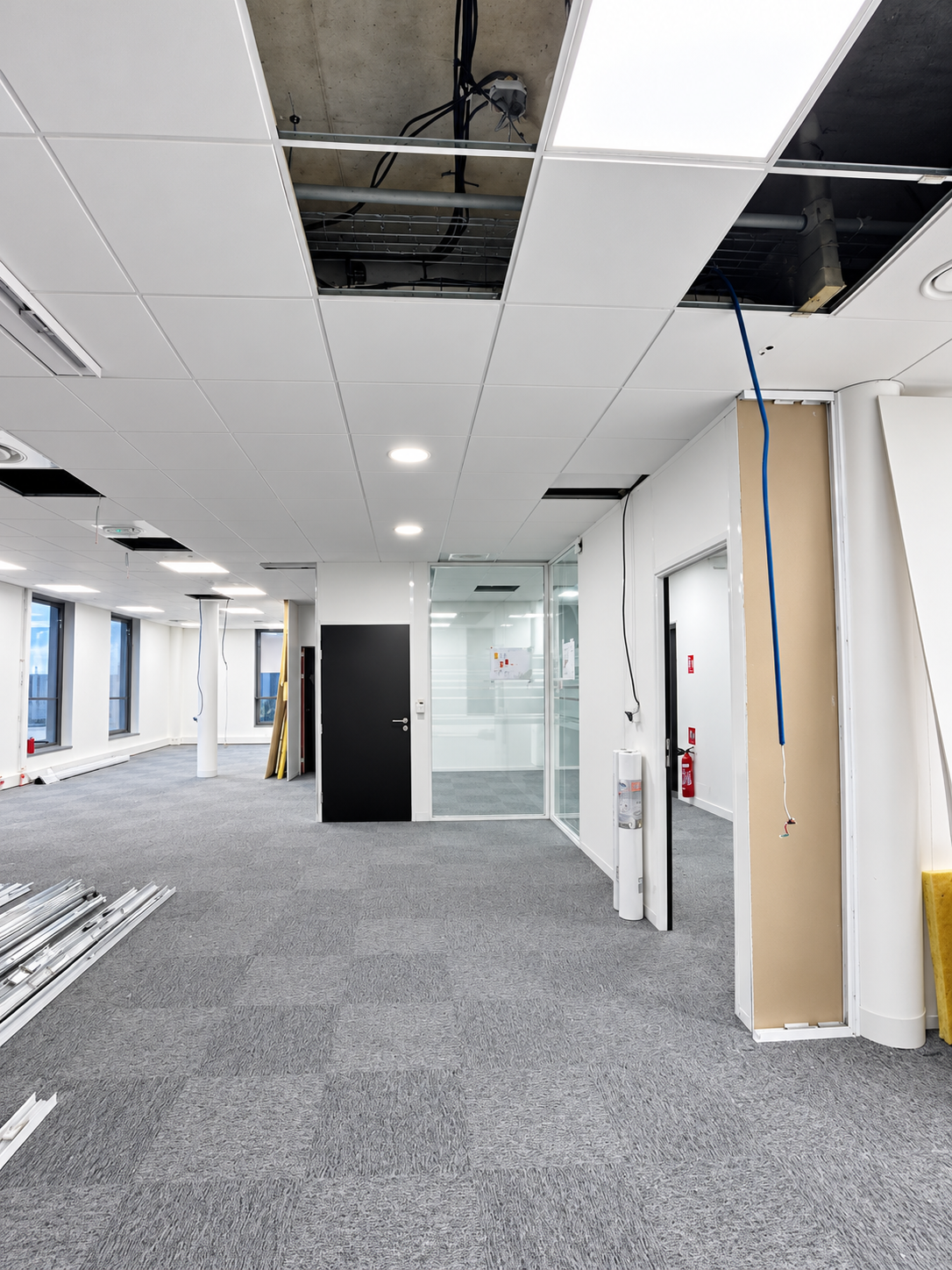 Olivet : espaces de bureaux et cloisons en cours d’aménagement