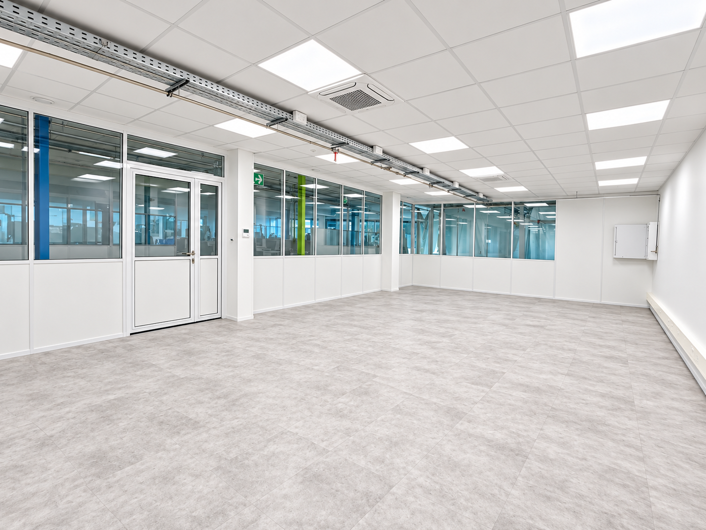 Chantier Voreppe : pièce lumineuse avec cloisons vitrées, sol rénové et panneaux LED